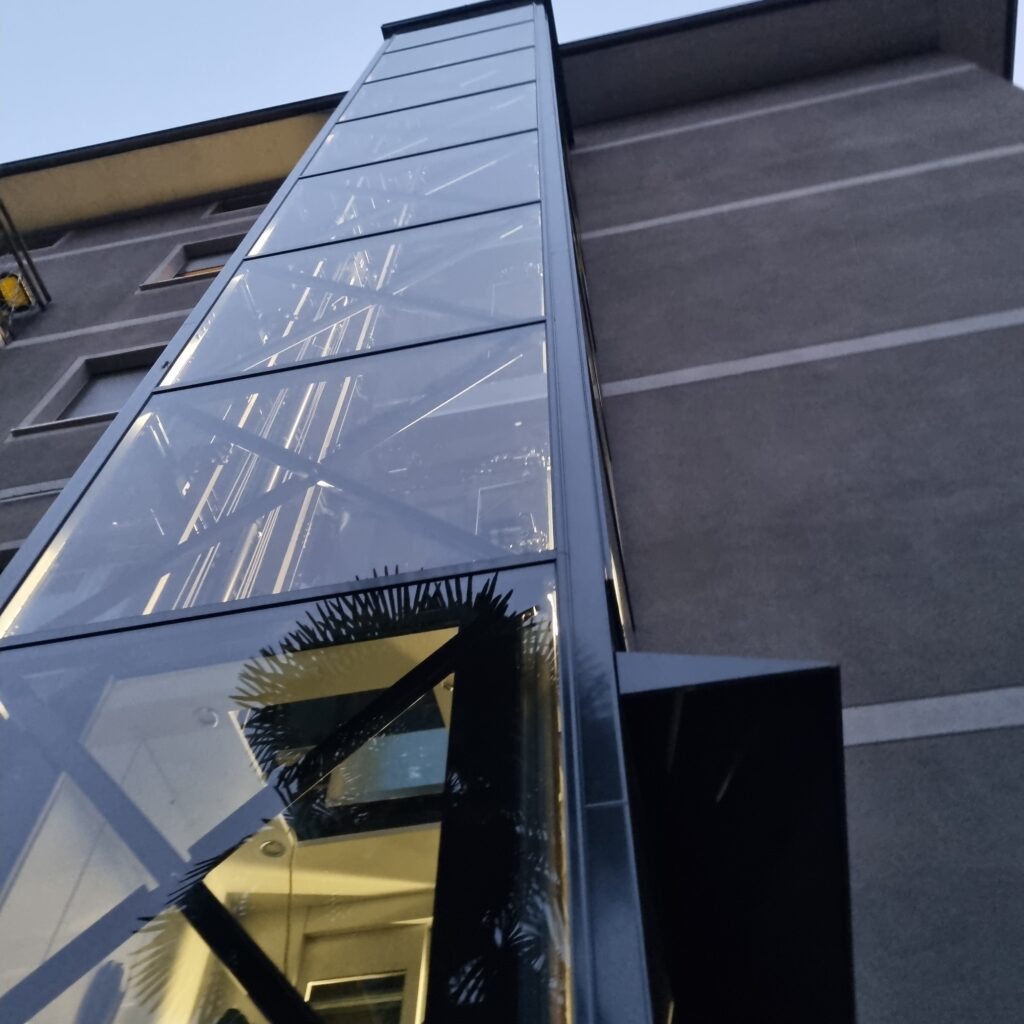piattaforma elevatrice porte automatiche