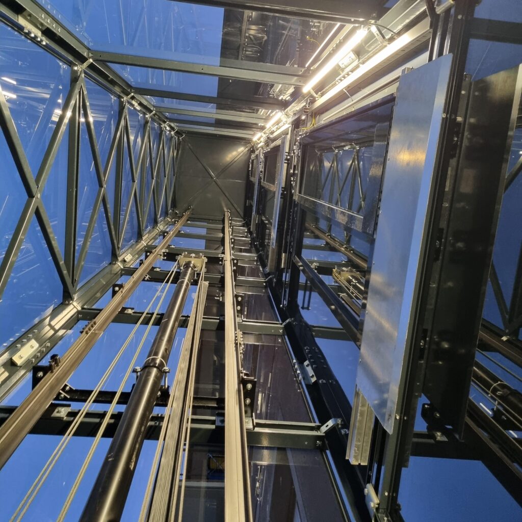 piattaforma elevatrice vista dal basso