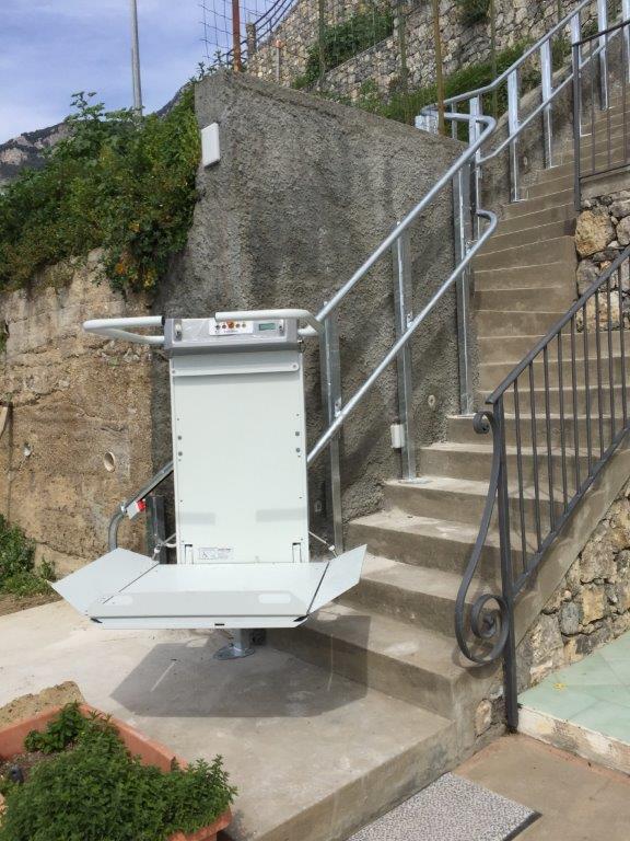 servoscala con piattaforma esterna in costiera amalfitana