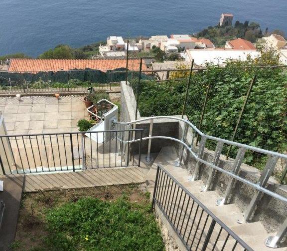 servoscala con piattaforma esterna in costiera amalfitana